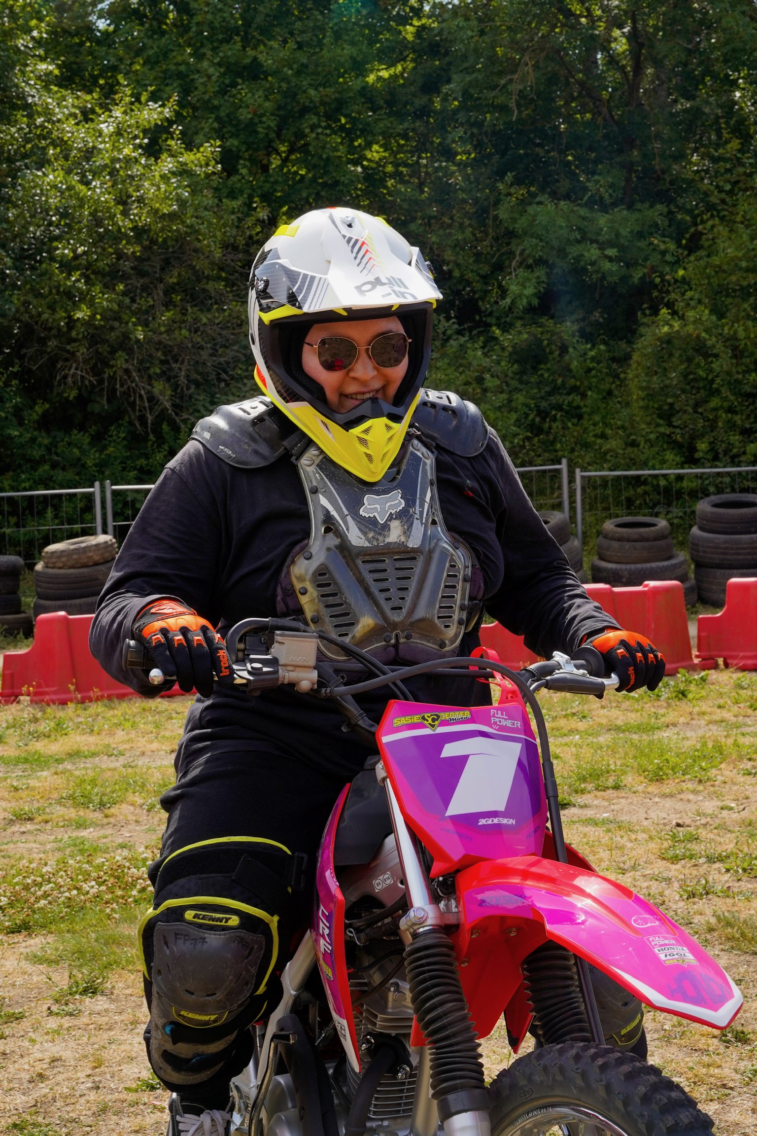 Motarde équipée sur une moto-cross lors d'une session Chicks on Bikes